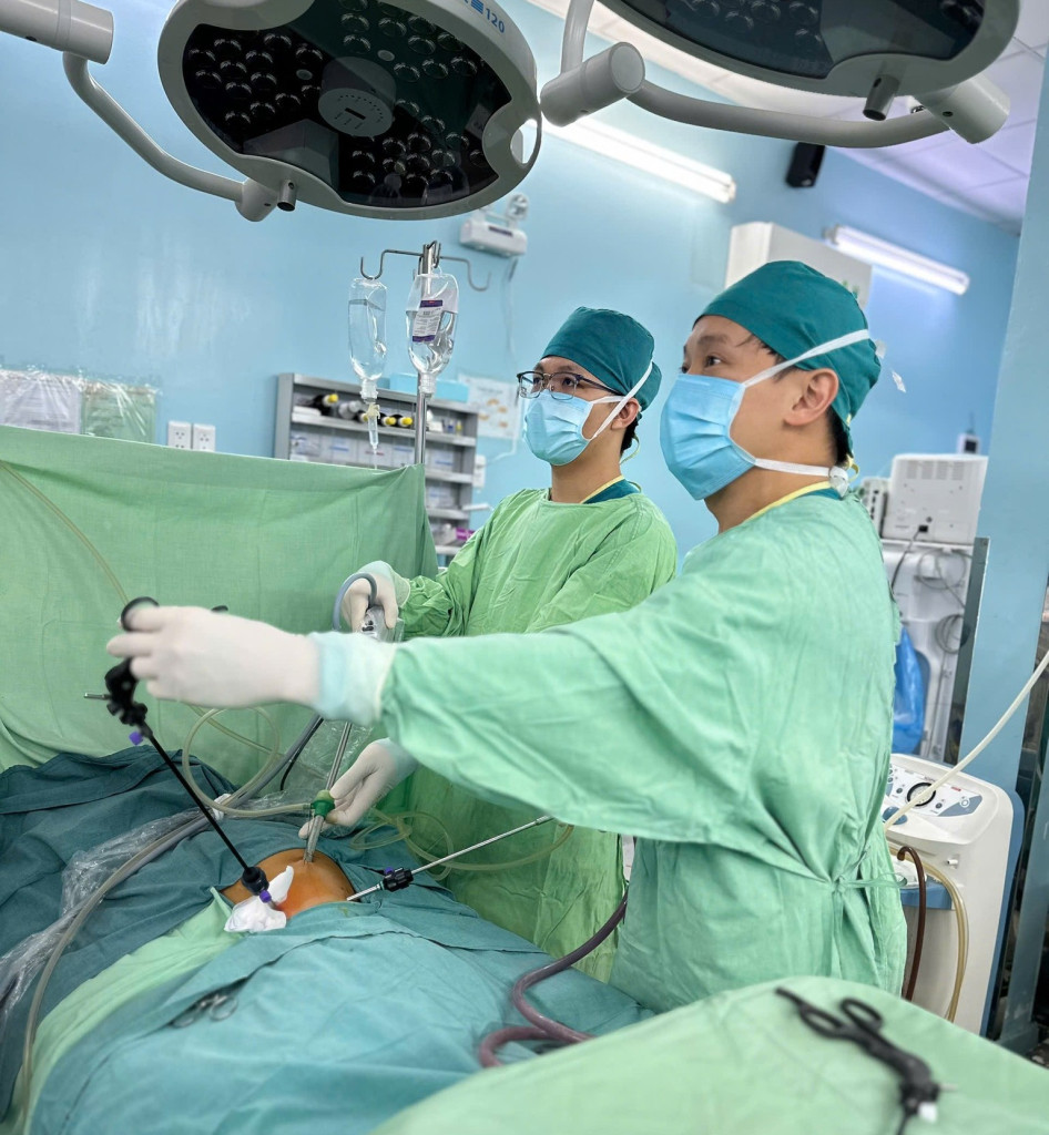 Các bác sĩ đang thực hiện phẫu thuật cho nam bệnh nhi (Ảnh: Bệnh viện Nhi đồng 2 - TP. Hồ Chí Minh)