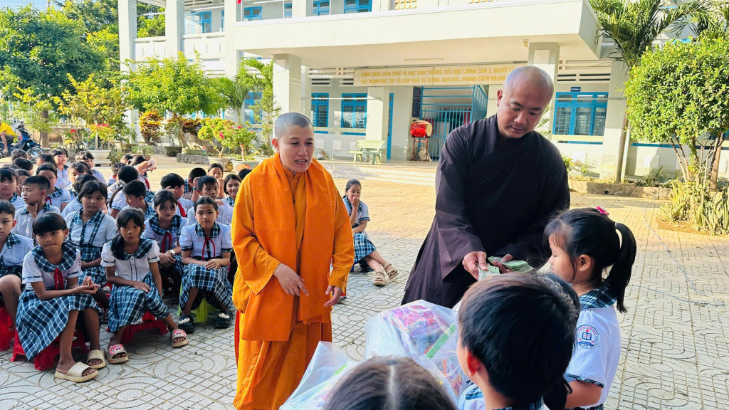 Các nhà sư trao tặng những phần quà thiết thực cho học sinh  