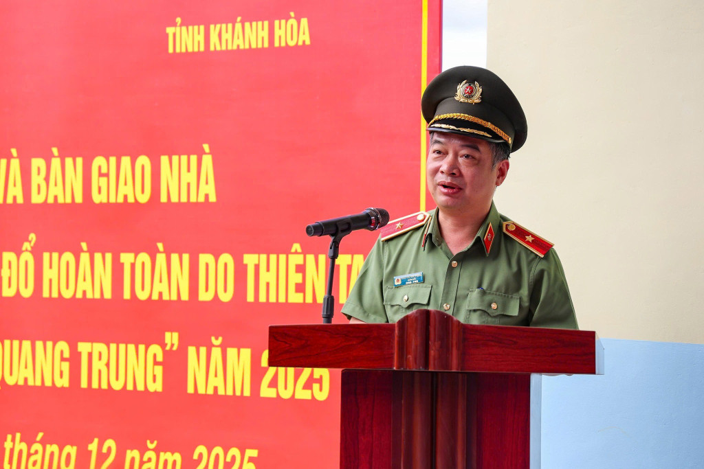 Thiếu tướng Nguyễn Hữu Phước, Giám đốc Công an tỉnh Khánh Hòa phát biểu tại lễ bàn giao (Ảnh: Thanh Huy)