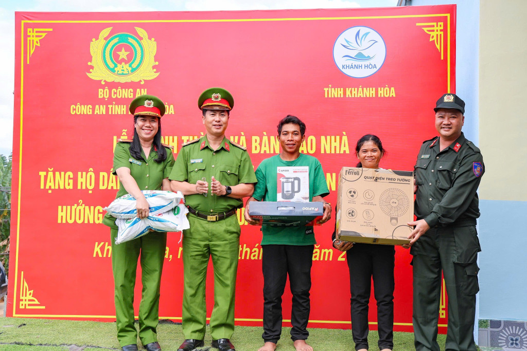 Đại diện Công an tỉnh Khánh Hòa tặng quà cho gia đình (Ảnh: Thanh Huy)