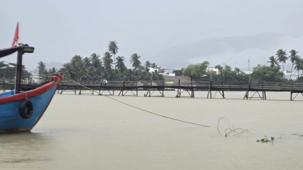 Cầu Phú Kiểng lúc chưa bị nước lũ cuốn trôi (Ảnh: Thanh Huy)