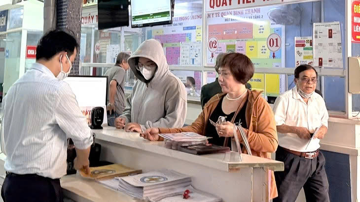 Người dân khám chữa bệnh tại Trạm y tế phường Bình Lợi Trung (TP.HCM) (Ảnh: Tự Trung)