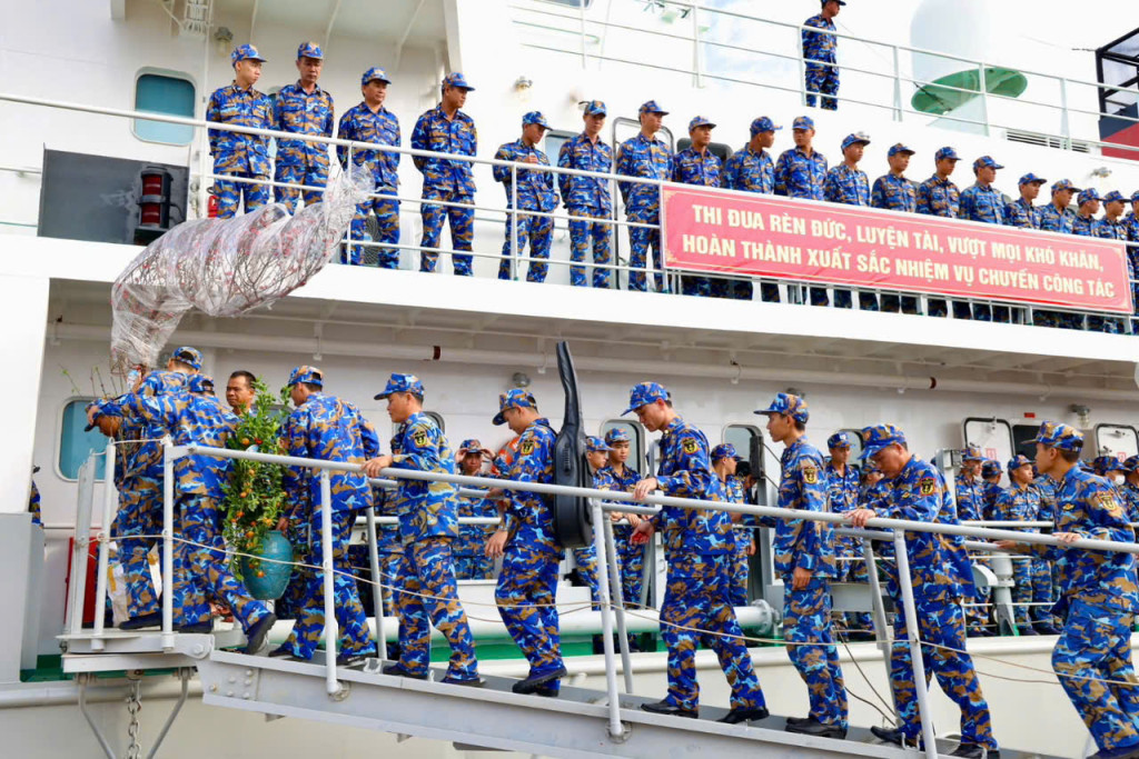 Các chiến sĩ lên tàu để rời cảng (Ảnh: CTV)
