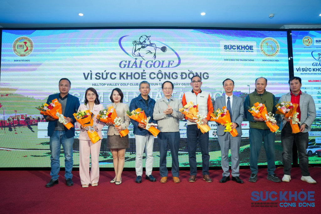 Ban Tổ chức chụp ảnh lưu niệm cùng các nhà tài trợ của giải đấu