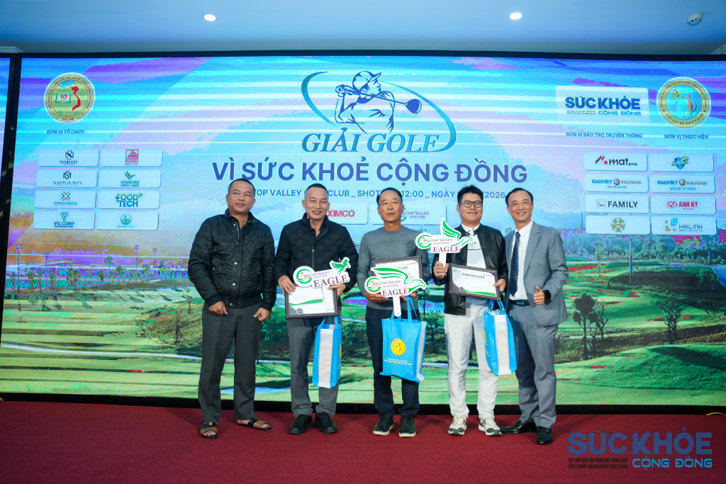 Trao giải cho các golfler Lê Đức Kỳ, Phạm Duy Hải và Nguyễn Thanh Sơn đạt giải Eagle