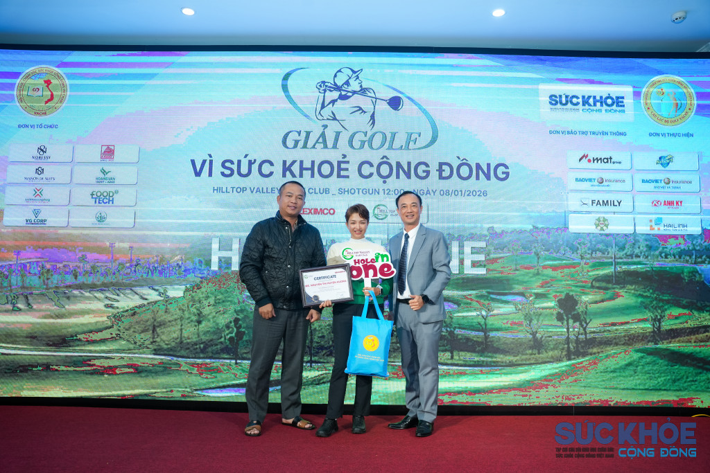 Nhà báo Phan Chí Hiếu - Phó Trưởng Ban tổ chức và ông Hoàng Mạnh Hùng - Giám đốc sân Hilltop Valley Golf Club trao giải Hole in one cho gofler Nguyễn Thị Huyền Hương