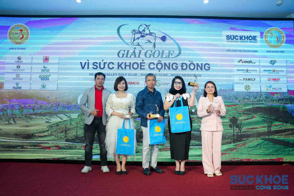 Nhà báo Chu Thị Loan – Tổng biên tập tạp chí Sức Khoẻ Cộng Đồng và ông Nguyễn Văn Ninh – đại diện nhà tài trợ Noressy trao giải Nearest to the pin cho các golfer