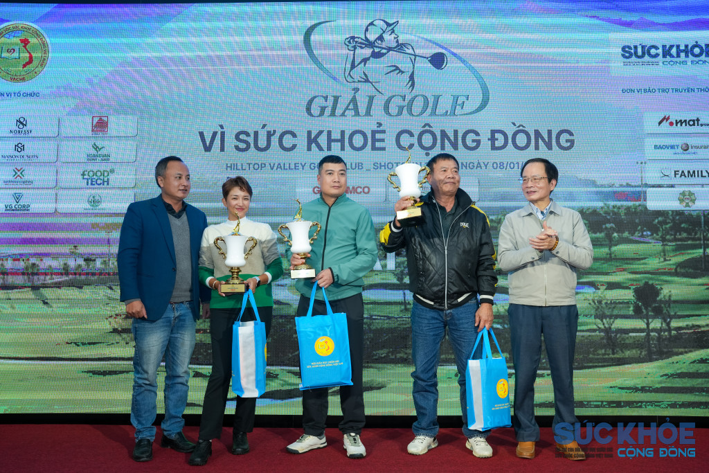 Ông Lê Đình Tiến - Phó Chủ tịch Thường trực Hội VACHE và nhà tài trợ trao giải Ba cho các golfer