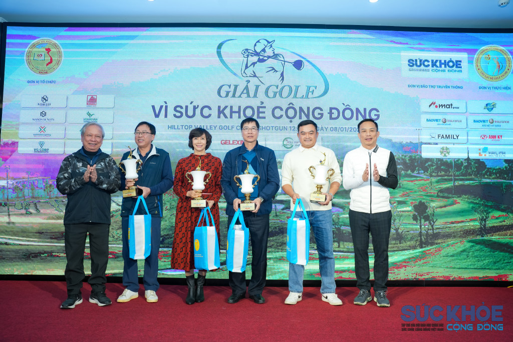 Ông Bùi Văn Tỉnh, nguyên Uỷ viên Trung ương Đảng, nguyên Bí thư tỉnh uỷ Hoà Bình và nhà tài trợ trao giải Nhì cho các golfer có thành tích cao