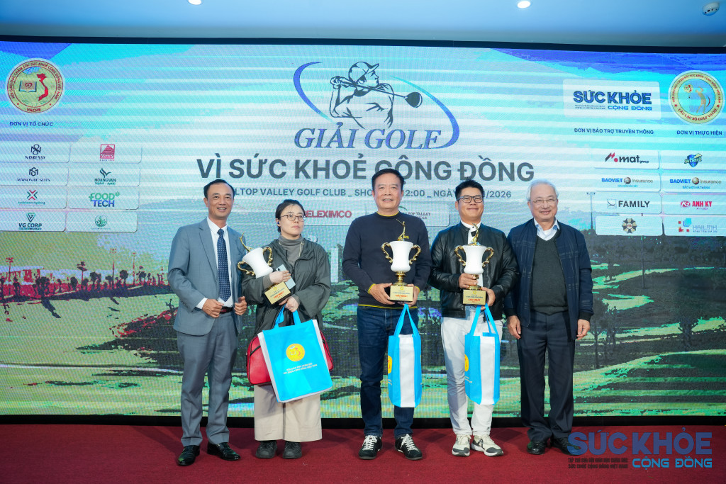 Thượng tướng Nguyễn Văn Thành, nguyên Uỷ viên Trung ương Đảng, nguyên thứ trưởng Bộ Công an và ông Hoàng Mạnh Hùng - Giám đốc sân Hilltop Valley Golf Club trao giải cho các golfer đạt giải Nhất