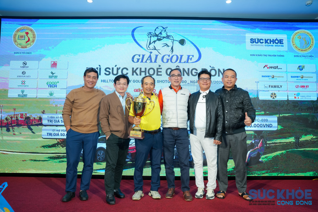 Ban tổ chức chụp ảnh lưu niệm cùng Golfer Lê Xuân Quý đạt giải Best Grosst