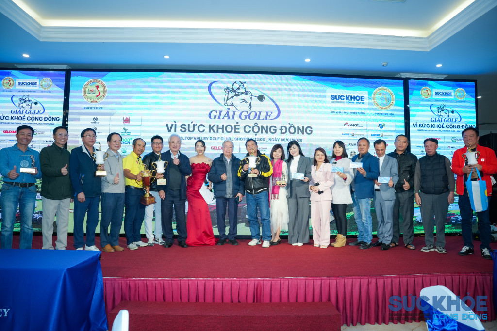 Ban Tổ chức chụp ảnh lưu niệm cùng các golfer đạt giải