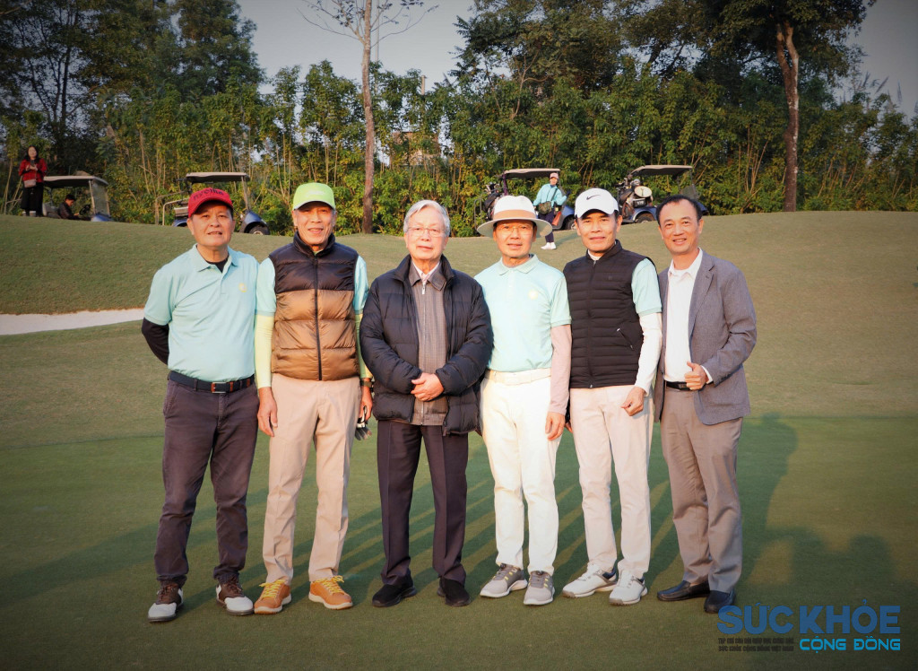 Chủ tịch Hội VACHE Nguyễn Hồng Quân chụp ảnh cùng các golfer tại giải đấu