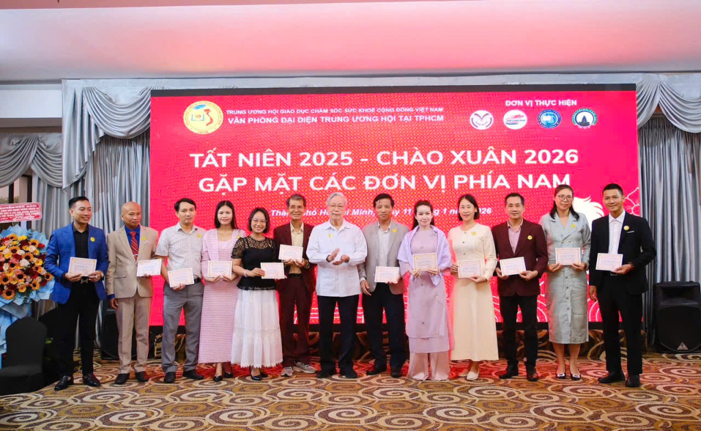 Ông Nguyễn Hồng Quân (thứ 7 từ trái qua) khen thưởng các tập thể, cá nhân hội viên tiêu biểu đã có nhiều đóng góp tích cực trong năm 2025