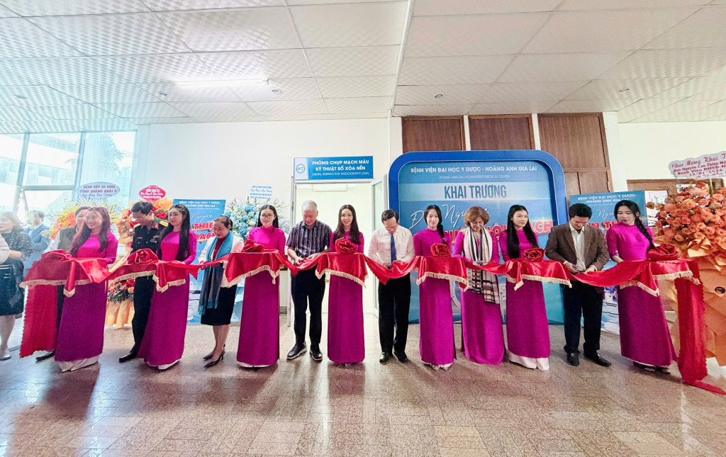 Các đại biểu thực hiện nghi thức cắt băng khai trương Đơn nguyên can thiệp nội mạch
