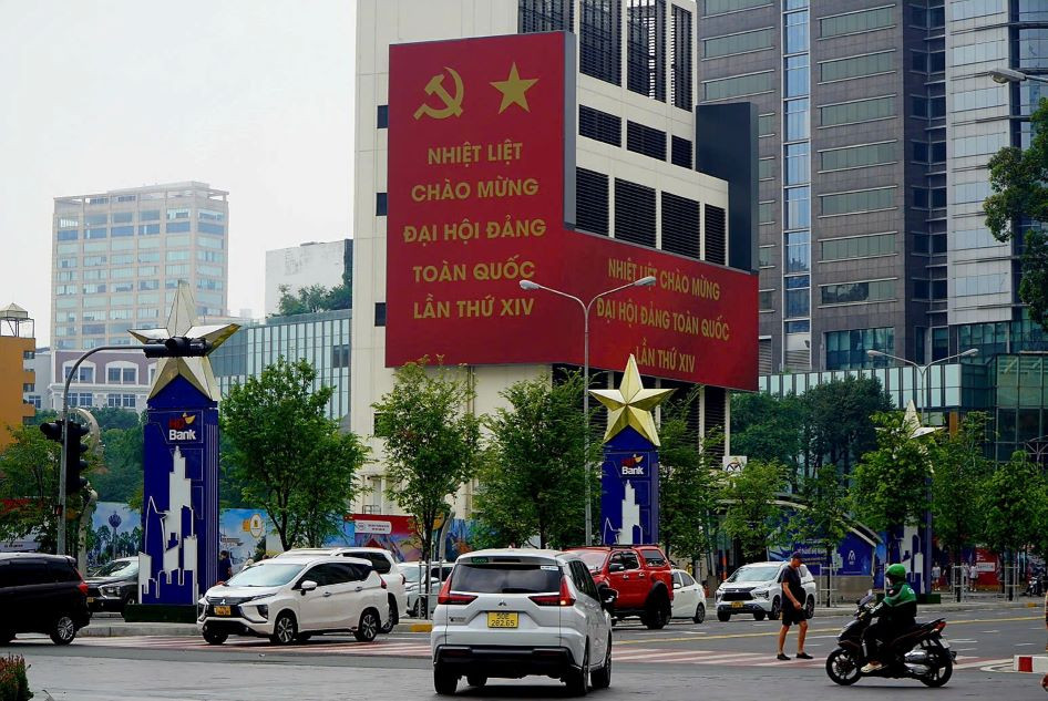 Hình ảnh, khẩu hiệu tuyên truyền chào mừng Đại hội XIV của Đảng xuất hiện tại nhiều giao lộ lớn (Ảnh: Nguyên Chân)