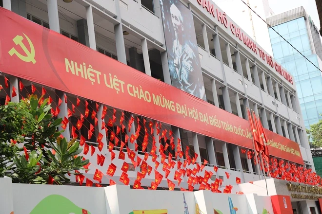 Các đơn vị và các tuyến đường đều căng pa-nô chào mừng Đại hội Đại biểu toàn quốc lần thứ XIV của Đảng