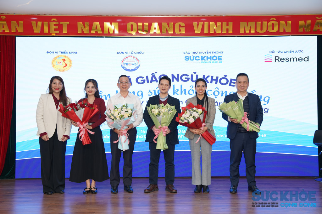 BTC tặng hoa chúc mừng các diễn giả