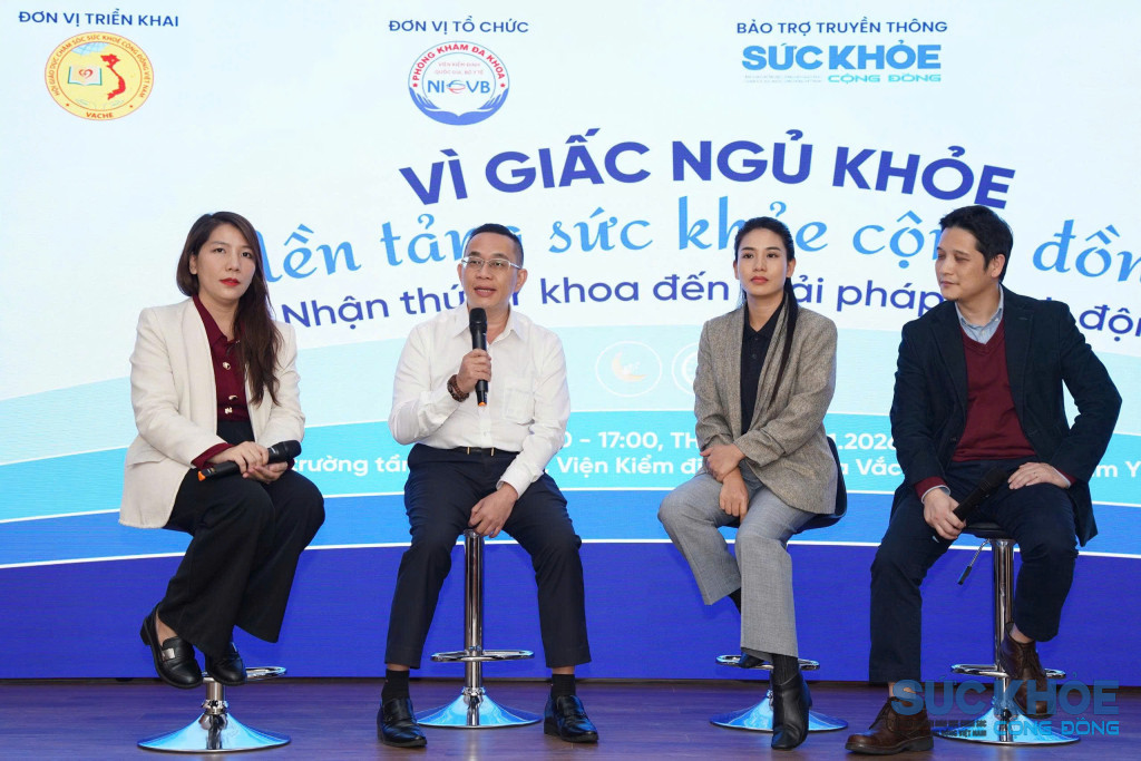 Từ trái qua phải: Bà Hà Thị Mỹ Hạnh – Chủ tịch Chi Hội Truyền thông Giáo dục Sức khỏe Cộng đồng Toàn diện , Ông Trần Thiên Long – PCT LCH Bất động sản công nghiệp Việt Nam, bà Phạm Xuân Quỳnh Giao - Giám đốc Quốc gia nhãn hàng ResMed, PGS. TS. BS Lê Hoàn – Trưởng khoa hô hấp – BV Đại học Y Hà Nội
