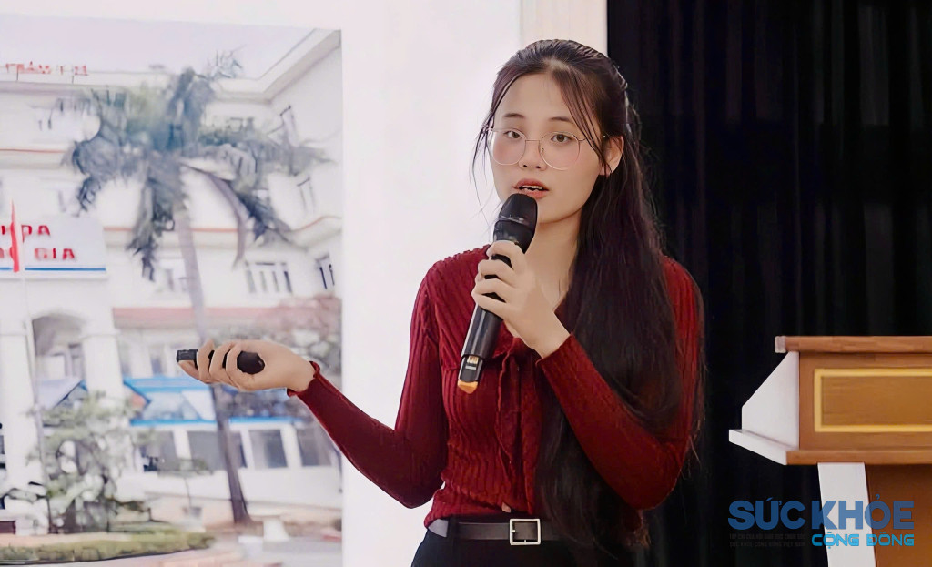 BS. Nguyễn Thị Bình – Đại diện PKĐK Viện Kiểm định Quốc gia Vắc xin và Sinh phẩm y tế báo cáo tại chương trình
