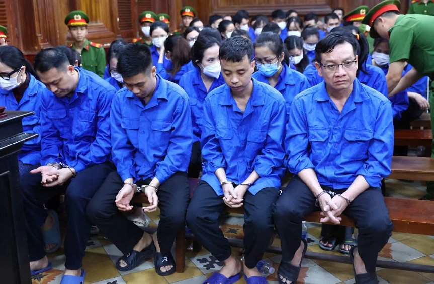 Bị cáo Đoàn Hữu Lượng (ngoài cùng bên phải) cùng các  bị cáo trong vụ án.