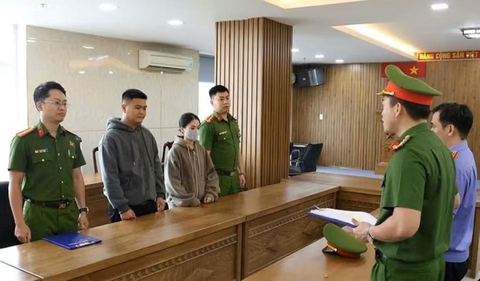 Cơ quan Cảnh sát điều tra Công an TP Đà Nẵng tống đạt quyết định khởi tố bị can, bắt tạm giam đối với Nguyễn Tấn Hiền và áp dụng biện pháp cấm đi khỏi nơi cư trú đối với Đỗ Thị Thùy Trang.