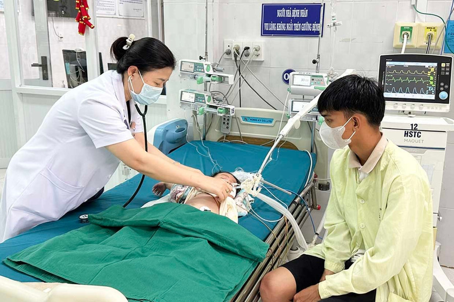 Bác sĩ CKI Phan Thị Thùy Trang - Trưởng Khoa Hồi sức tích cực chống độc (Bệnh viện Nhi tỉnh Gia Lai) thăm khám bệnh cho bệnh nhi ngày 16-2 (Ảnh: Như Nguyện)
