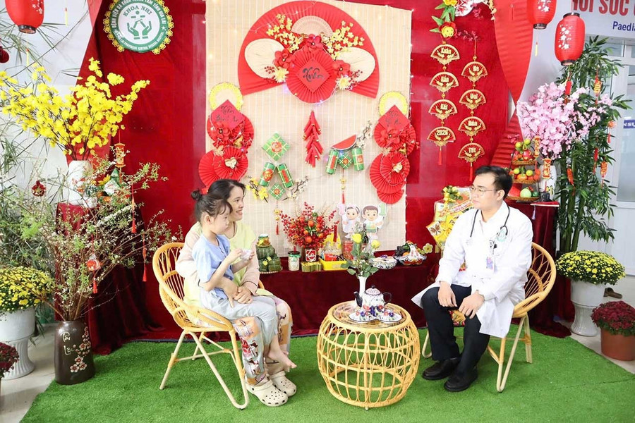 Các góc trang trí Tết tại các khoa, phòng Bệnh viện Đa khoa Trung tâm tỉnh Gia Lai giúp bệnh nhân và nhân viên y tế có không gian Tết ấm cúng, thân thiện (Ảnh: ĐVCC)
