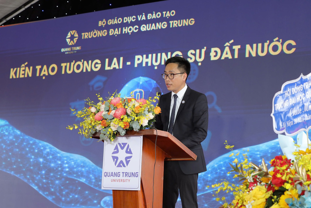 Tiến sĩ Tô Bá Lâm - Hiệu trưởng Trường Đại học Quang Trung phát biểu tại lễ kỷ niệm