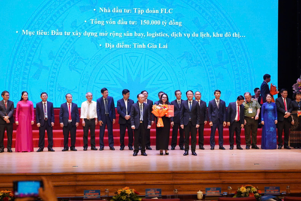 Đại diện Tập đoàn FLC - bà Bùi Hải Huyền - Phó Tổng giám đốc thường trực nhận biên bản ghi nhớ hợp tác đầu tư với tỉnh Gia Lai cho dự án xây dựng mở rộng sân bay, logistics, dịch vụ du lịch, khu đô thị với tổng vốn đầu tư 150.000 tỷ đồng.