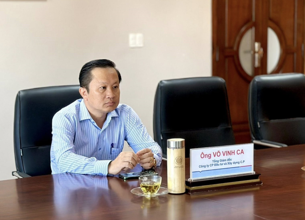 Ông Võ Vinh Ca - Tổng Giám đốc Công ty Cổ phần Đầu tư và xây dựng C.P trao đổi tại buổi làm việc
