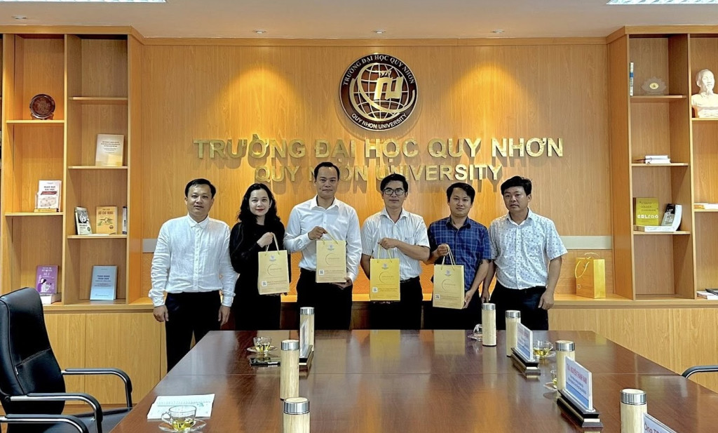 Lãnh đạo Viện Nghiên cứu ứng dụng khoa học và công nghệ - Trường Đại học Quy Nhơn tặng quà cho lãnh đạo Công ty TNHH Xuất nhập khẩu phát triển công nghệ dược liệu thiên nhiên Việt Nhật và lãnh đạo Trung tâm Phân tích và đo lường chất lượng tỉnh Gia Lai