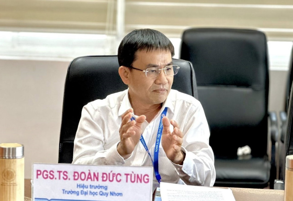 PGS.TS. Đoàn Đức Tùng - Hiệu trưởng Trường Đại học Quy Nhơn trao đổi tại buổi làm việc