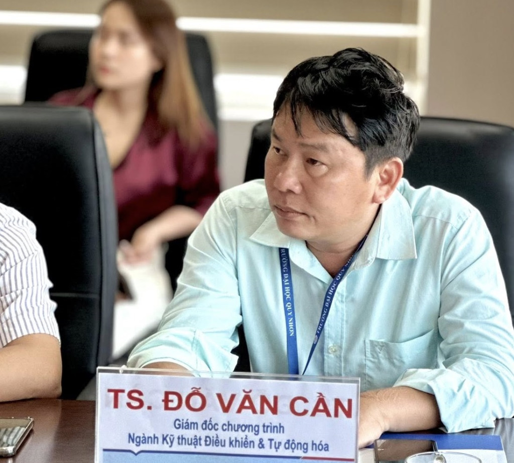 TS. Đỗ Văn Cần - Giám đốc Chương trình ngành Kỹ thuật điều khiển và tự động hóa - Khoa Kỹ thuật và Công nghệ cho biết, đối với nhu cầu phát triển phần mềm, nhà trường hoàn toàn có thể phối hợp với doanh nghiệp để xây dựng hệ thống theo yêu cầu cụ thể