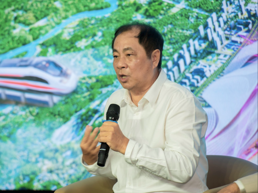 TS Đinh Thế Hiển - Viện trưởng Viện Nghiên cứu Tin học và Kinh tế ứng dụng chia sẻ tại tọa đàm (Ảnh: BTC)