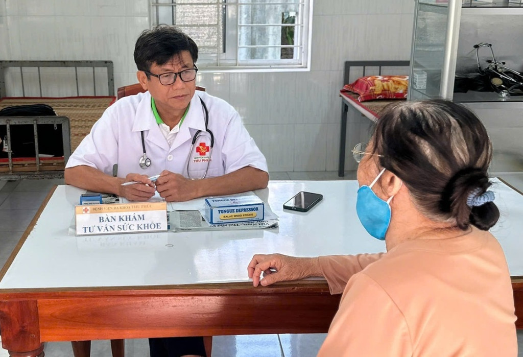 Bác sĩ của Bệnh viện Đa khoa Thu Phúc thăm khám, kiểm tra các chỉ số sức khỏe cho người dân