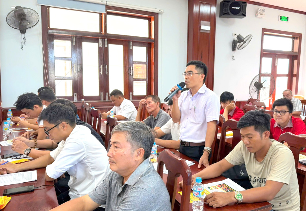 Chủ doanh nghiệp kinh doanh vận tải hành khách nêu ý kiến tại hội nghị
