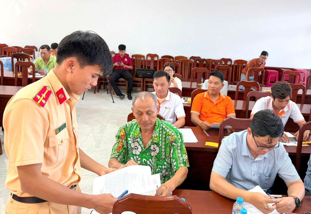 Cán bộ Phòng CSGT Công an tỉnh Gia Lai phổ biến pháp luật về an toàn giao thông cho chủ doanh nghiệp, lái xe kinh doanh vận tải hành khách