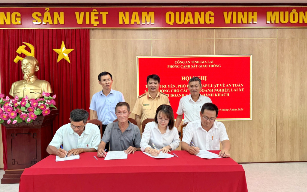 Các doanh nghiệp, hợp tác xã kinh doanh vận tải ký cam kết chấp hành quy định pháp luật của lái xe khi điều khiển ô tô kinh doanh vận tải hành khách