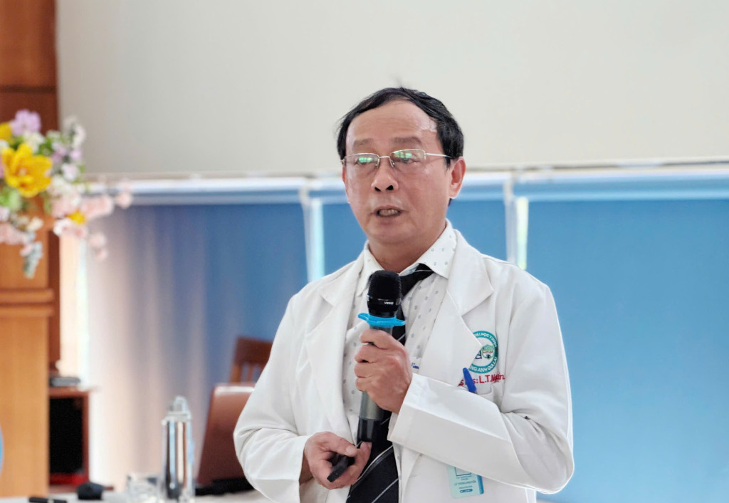 ThS.BS Lê Trọng Nguyên trình bày chuyên đề tại buổi sinh hoạt.