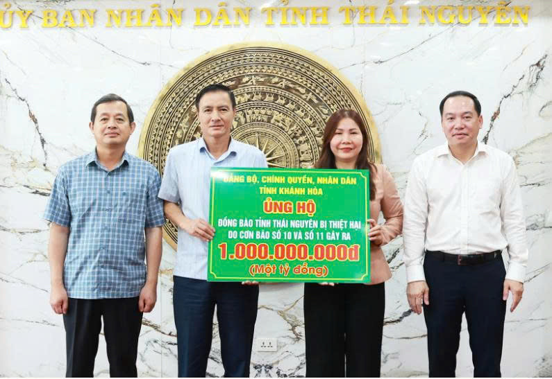 Tỉnh Khánh Hòa trao hỗ trợ 1 tỷ đồng cho tỉnh Thái Nguyên (Ảnh: PV)