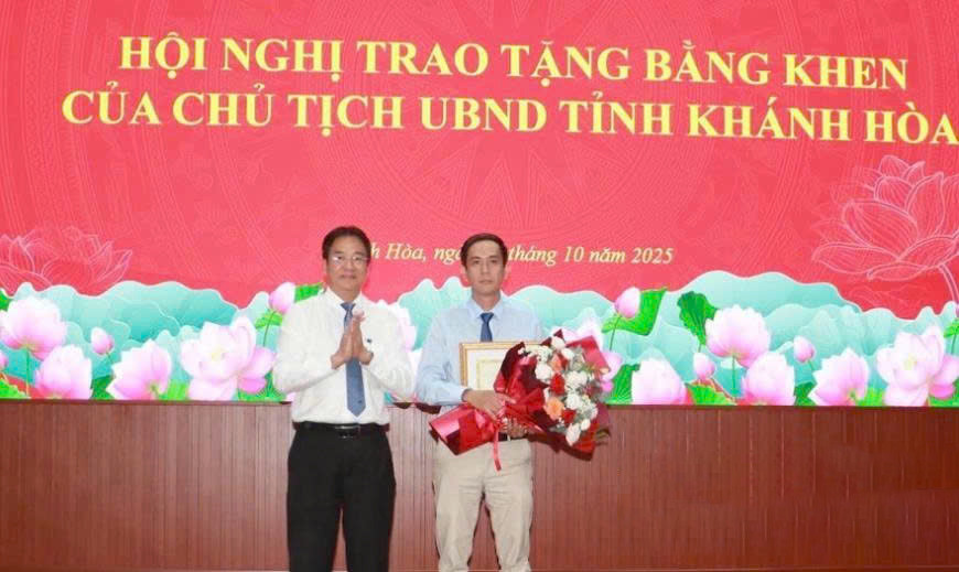 Bác sĩ Lê Viết Huấn nhận bằng khen của Chủ tịch UBND tỉnh Khánh Hòa (Ảnh: Thanh Huy)
