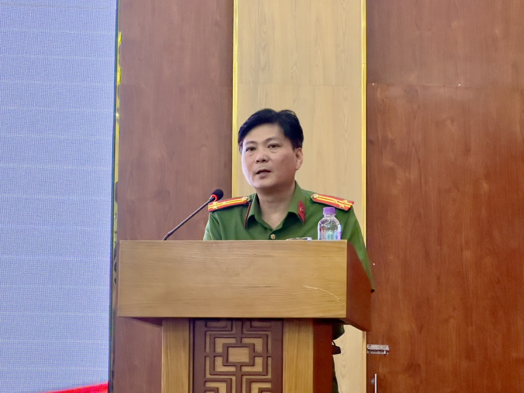 Thượng tá Nguyễn Quang Đang, Trưởng phòng Cảnh sát PCCC và CNCH, Công an Tỉnh Khánh Hoà giải đáp thắc mắc buổi tập huấn (Ảnh: Thanh Huy)