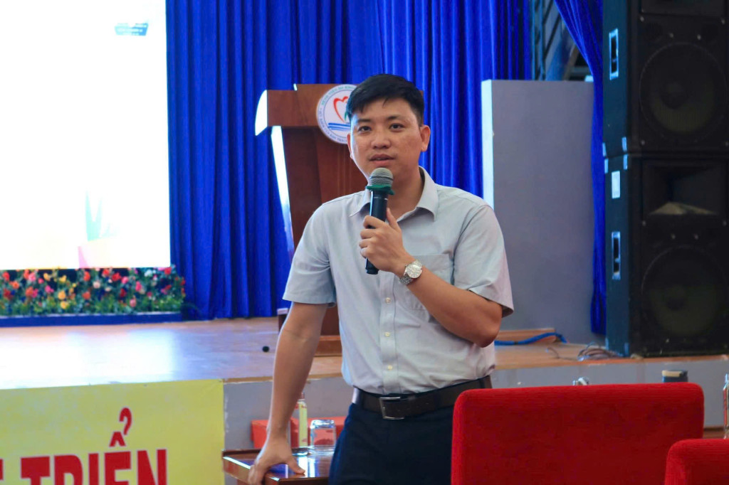 Báo cáo viên trình bày chuyên đề chuyên môn (Ảnh: Bệnh viện Đa khoa Ninh Thuận)