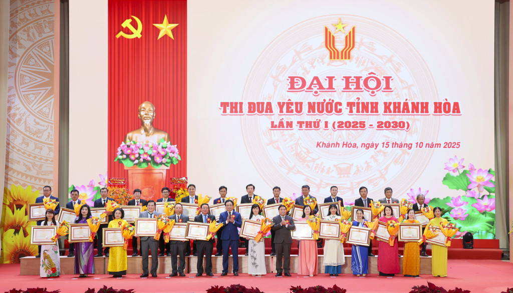 Lãnh đạo tỉnh Khánh Hòa trao Huân chương Lao động và Bằng khen của Thủ tướng Chính phủ cho các tập thể, cá nhân (Ảnh: Thanh Huy)