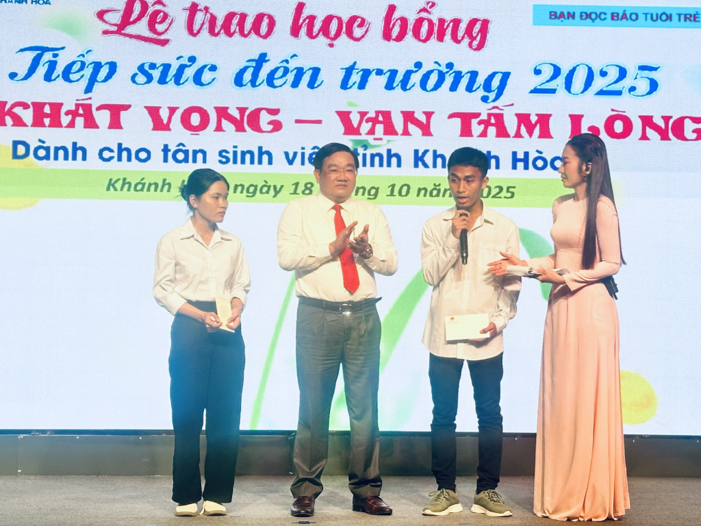 Phó Chủ tịch Trịnh Minh Hoàng trao học bổng 