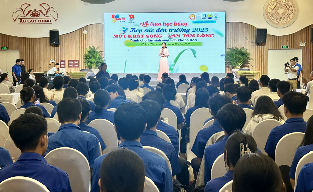 Toàn cảnh buổi lễ trao học bổng (Ảnh: Thanh Huy)
