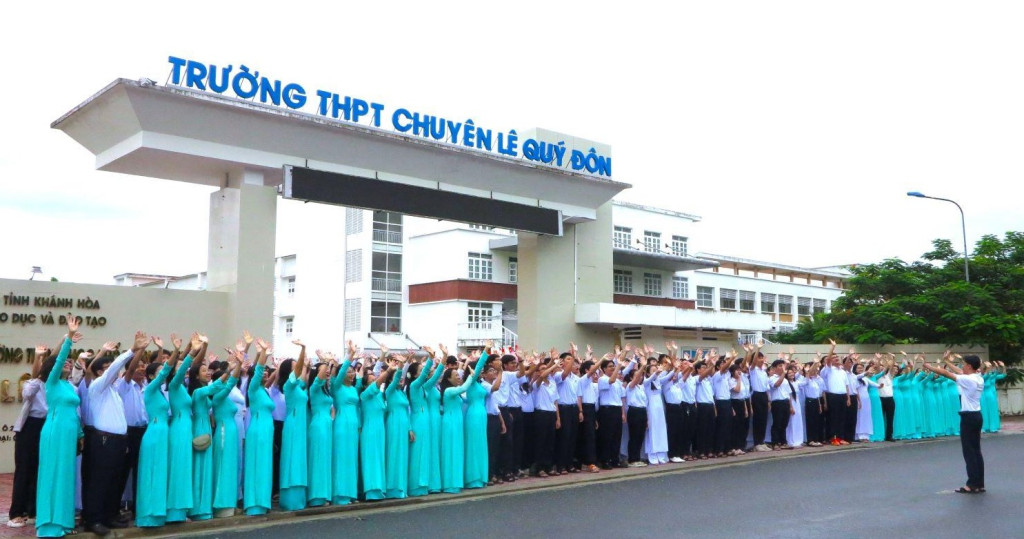 Cán bộ, giáo viên, học sinh toàn trường cổ vũ cho Đoàn Thanh Tùng (Ảnh: PV)