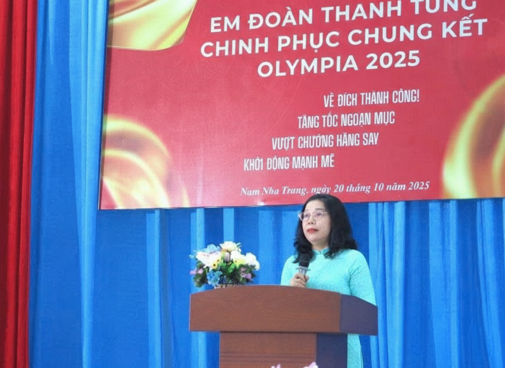 Cô Đặng Ngọc Lệ Thy - Hiệu trưởng Trường THPT Chuyên Lê Quý Đôn, phát biểu động viện Đoàn Thanh Tùng (Ảnh: PV)