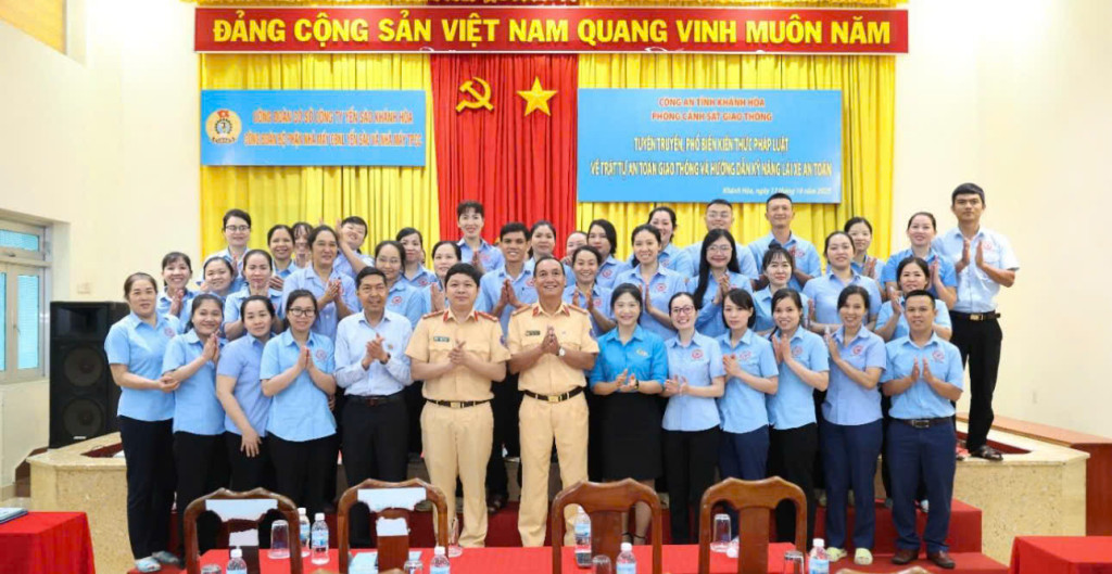 Hình lưu niệm sau buổi chia sẻ, hướng dẫn kỹ năng tham gia giao thông an toàn ( Ảnh: Thanh Huy)